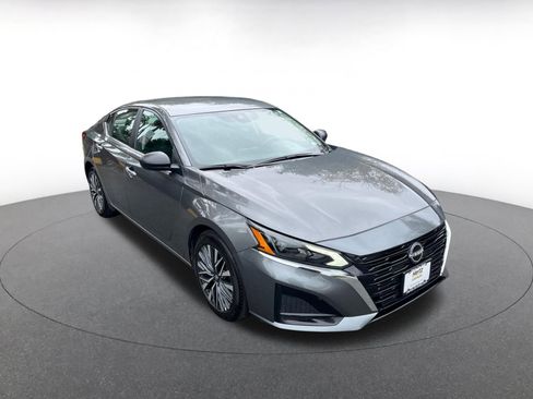 Used 2025 Nissan Altima 2.5 SV FWD image 1