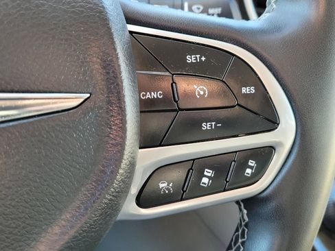 Used 2023 Chrysler Pacifica Touring-L image 31