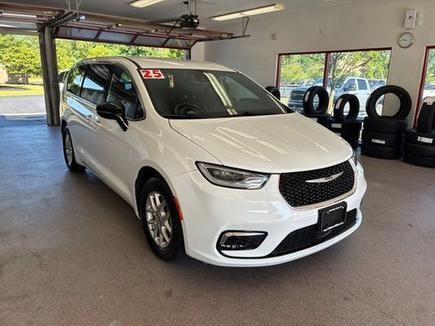 Used 2025 Chrysler Pacifica Select FWD image 1