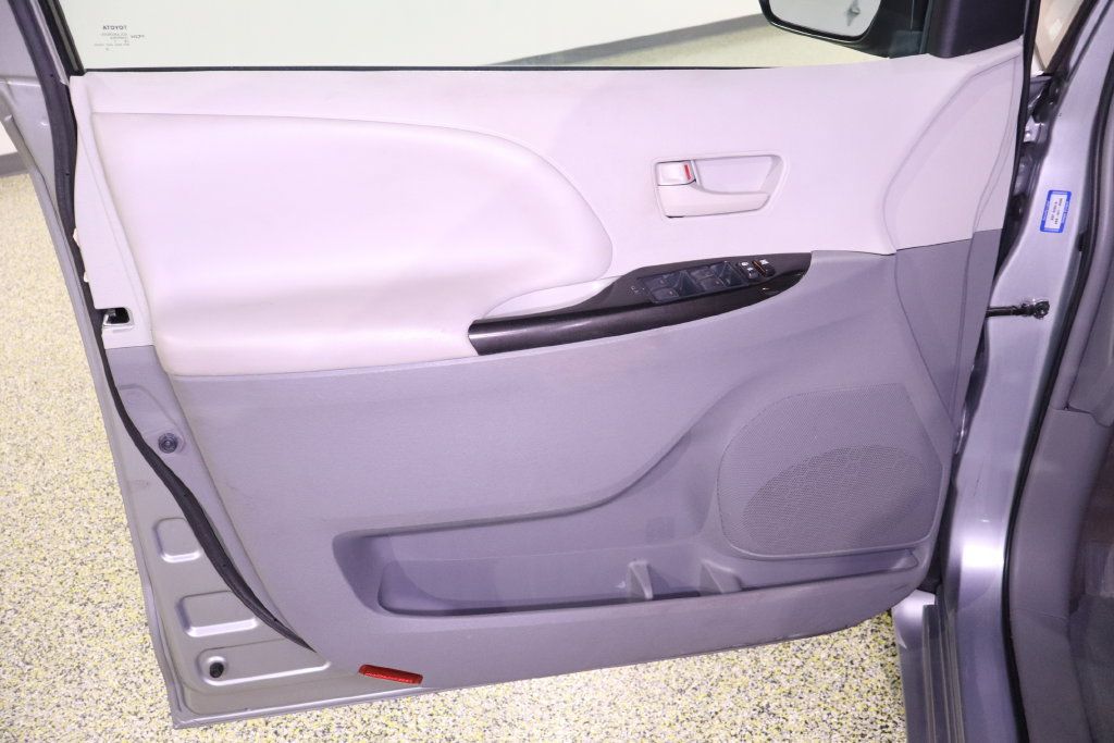 Used 2014 Toyota Sienna LE FWD image 34