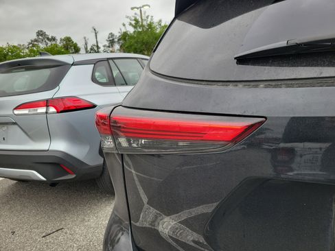 Used 2021 Toyota Highlander XLE FWD image 18