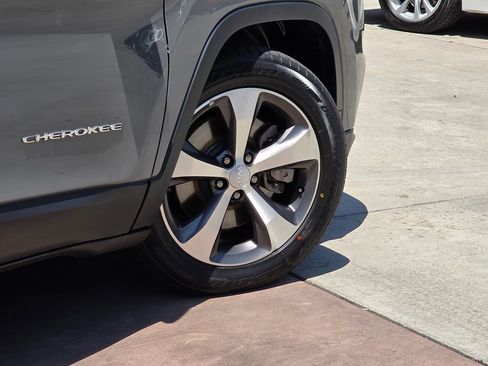 Used 2020 Jeep Cherokee Limited image 15