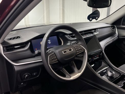 Used 2023 Jeep Grand Cherokee Laredo image 79