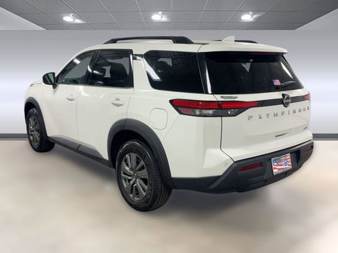 Used 2025 Nissan Pathfinder SV image 2