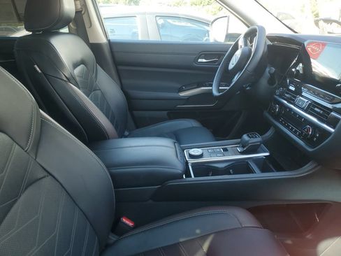 Certified 2024 Nissan Pathfinder Platinum w/ Cargo Package AWD/4WD image 18