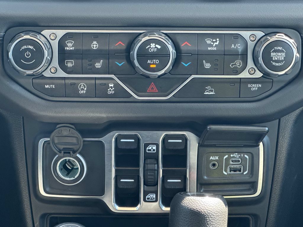Used 2025 Jeep Wrangler Unlimited Sahara AWD/4WD image 24