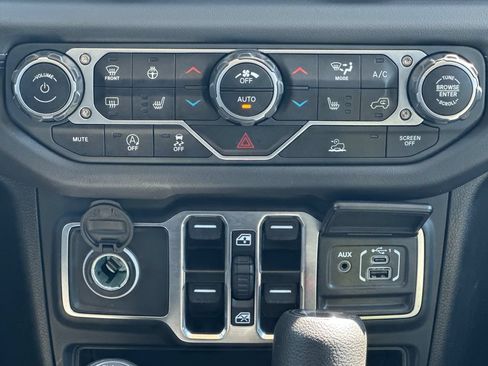 Used 2025 Jeep Wrangler Unlimited Sahara AWD/4WD image 24