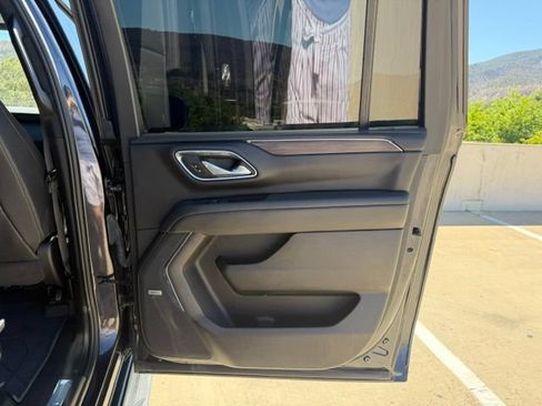 Used 2023 Chevrolet Suburban LT w/ Luxury Package AWD/4WD image 17