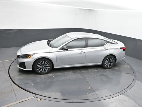 Used 2024 Nissan Altima 2.5 SV FWD image 34