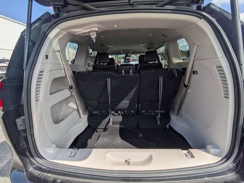Used 2023 Chrysler Pacifica Touring-L FWD image 13