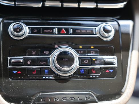 Used 2022 Lincoln Corsair AWD w/ Premium Package image 24