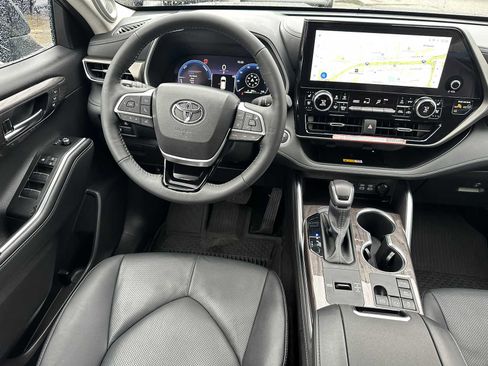 Used 2025 Toyota Highlander Limited image 18