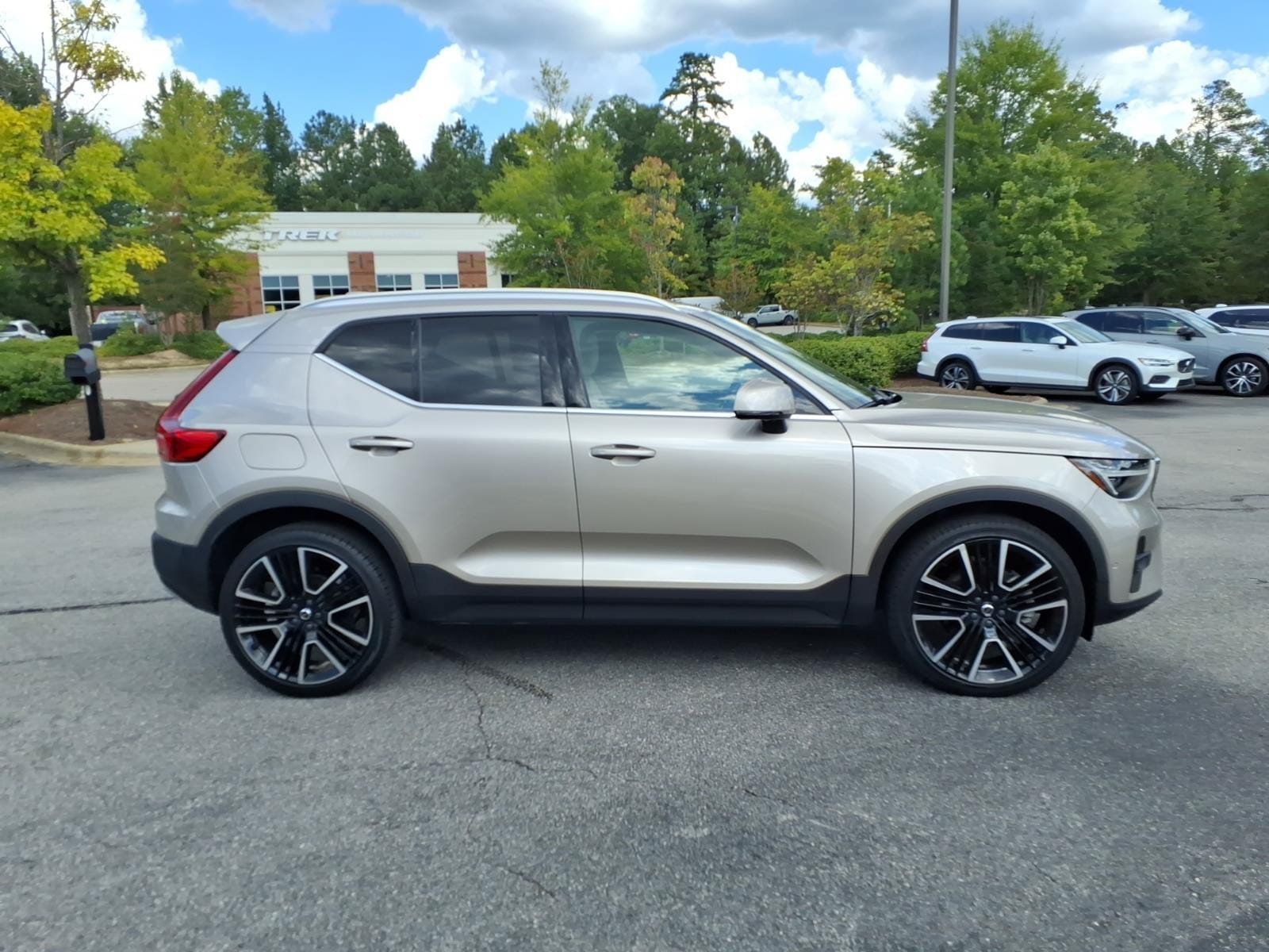 Certified 2024 Volvo XC40 B5 Ultimate w/ Protection Package Premier AWD/4WD image 2