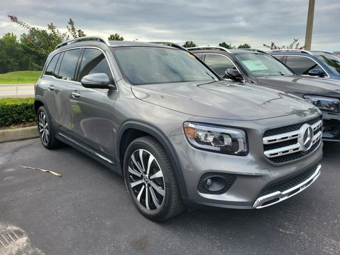 Used 2023 Mercedes-Benz GLB 250 4MATIC image 2