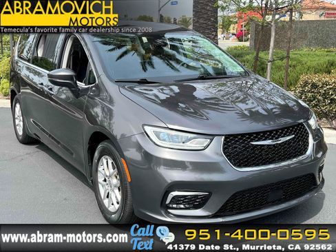 Used 2023 Chrysler Pacifica Touring-L image 1