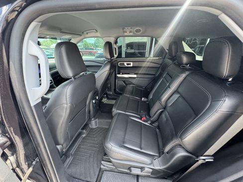 Used 2022 Ford Explorer XLT w/ Equipment Group 202A AWD/4WD image 9