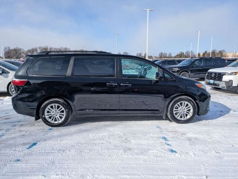 Used 2017 Toyota Sienna XLE Premium image 5