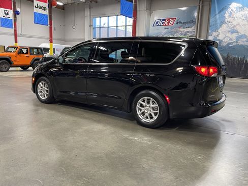 Used 2024 Chrysler Voyager LX FWD image 3