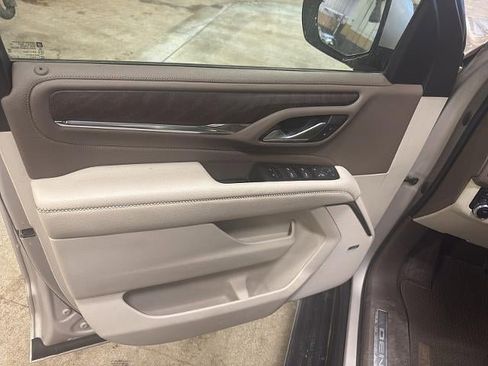 Used 2022 GMC Yukon Denali w/ Denali Premium Package AWD/4WD image 13