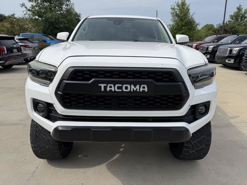Used 2018 Toyota Tacoma SR5 RWD image 2