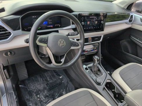 Used 2025 Volkswagen Taos SE AWD/4WD image 15