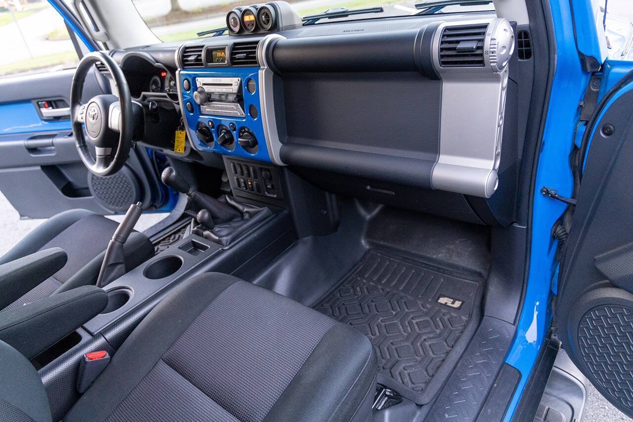 Used 2007 Toyota FJ Cruiser 4WD w/ Upgrade Pkg 1 image 2