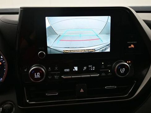 Used 2023 Toyota Highlander XLE AWD/4WD image 7