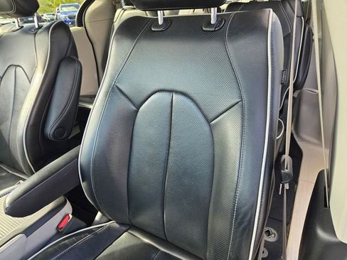 Used 2023 Chrysler Pacifica Limited FWD image 18