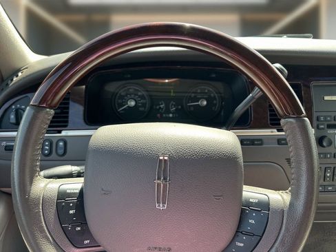 Used 2011 Lincoln Town Car Signature Limited RWD image 19