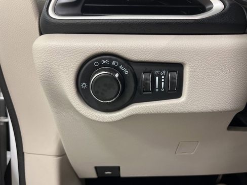 Used 2022 Chrysler Voyager LX image 23