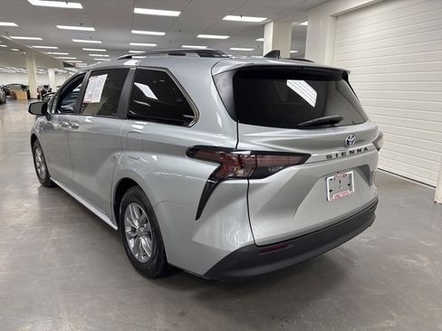 Used 2023 Toyota Sienna XLE image 5