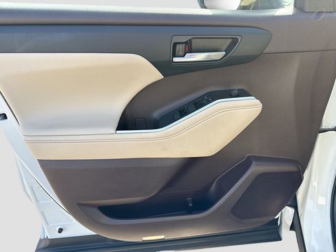 Used 2021 Toyota Highlander XLE image 22