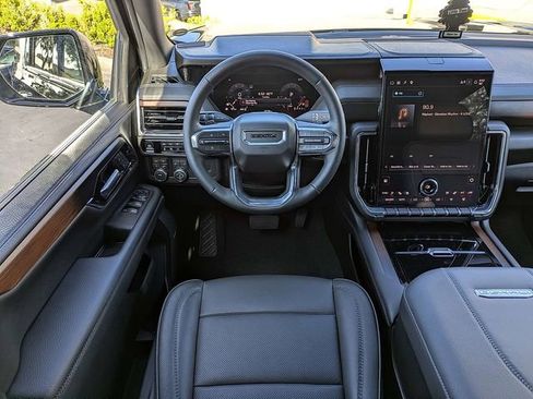 Used 2025 GMC Yukon XL Denali AWD/4WD image 18