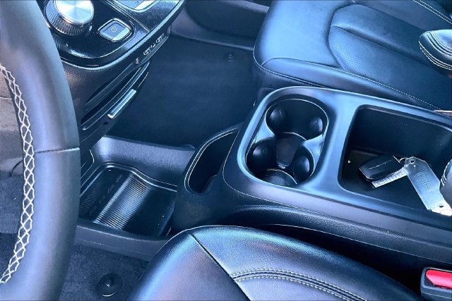Used 2025 Chrysler Pacifica Select FWD image 18