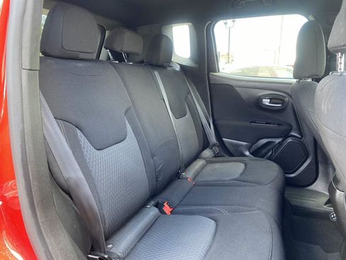 Used 2021 Jeep Renegade Latitude FWD image 11
