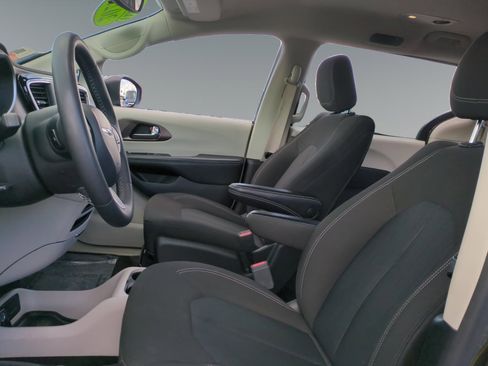 Used 2023 Chrysler Voyager LX image 9