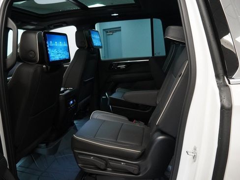 New 2025 Chevrolet Suburban Premier image 21