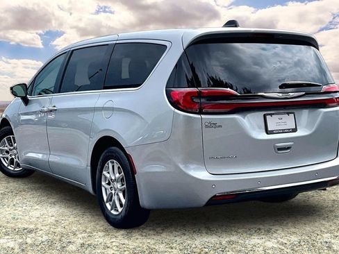 Used 2024 Chrysler Pacifica Touring-L FWD image 4