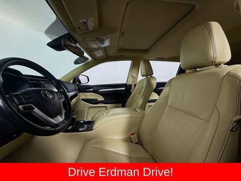 Used 2019 Toyota Highlander XLE FWD image 6