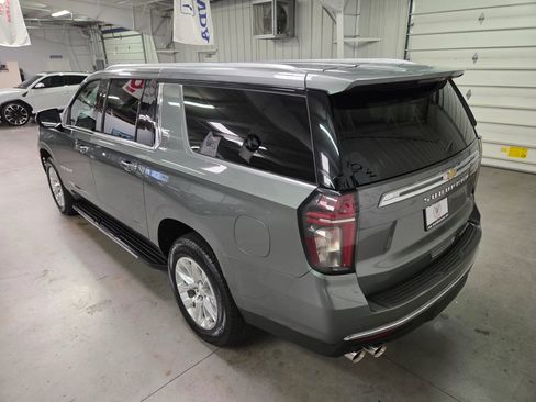 Used 2023 Chevrolet Suburban Premier RWD image 5