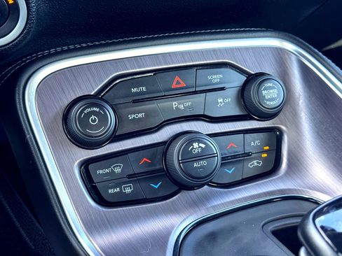 Used 2018 Dodge Challenger R/T image 29