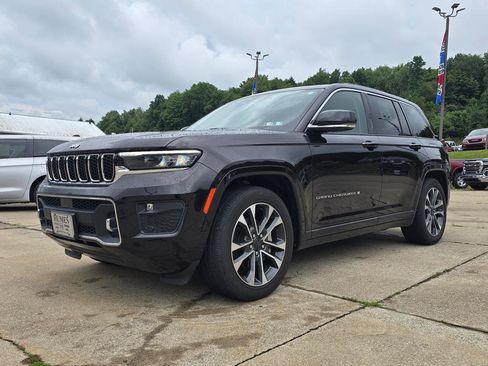 Used 2023 Jeep Grand Cherokee Overland w/ Luxury Tech Group IV AWD/4WD image 7