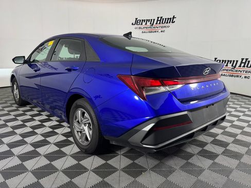 Used 2025 Hyundai Elantra SE FWD image 9