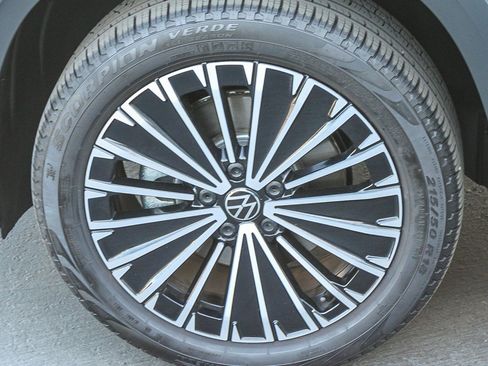 Used 2025 Volkswagen Taos SE image 13