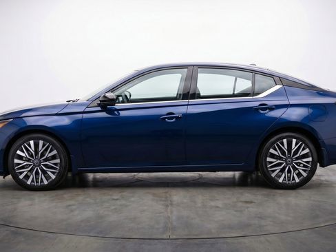 Used 2025 Nissan Altima 2.5 SV FWD image 5