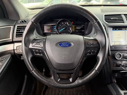 Used 2017 Ford Explorer XLT w/ Equipment Group 202A AWD/4WD image 18