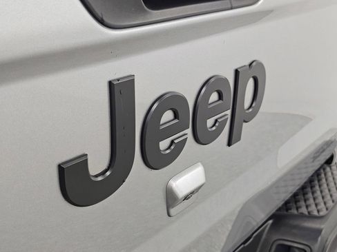 Used 2021 Jeep Gladiator Sport AWD/4WD image 26