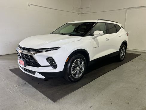 Used 2024 Chevrolet Blazer LT AWD/4WD image 3