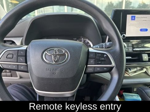 Used 2023 Toyota Highlander L FWD image 11