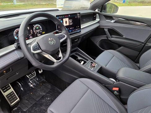 New 2026 Volkswagen Tiguan SE R-Line FWD image 25